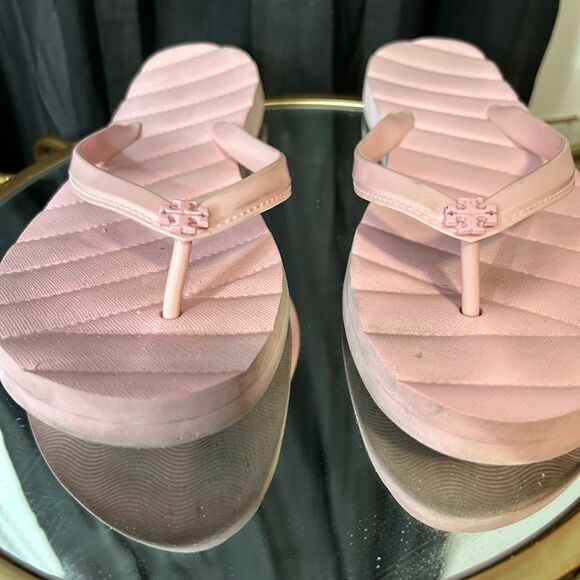 Tory Burch Kira logo-plaque flip flops - Picture 7 of 7